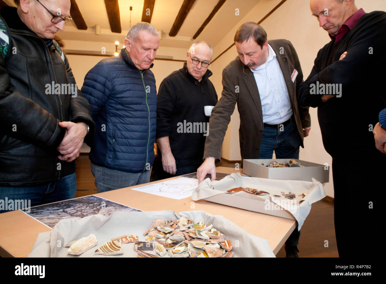 Querfurt, Allemagne. 28 Nov, 2018. Matthias Becker (2e à partir de la droite) explique les sites et leur importance lors d'une conférence de presse à Querfurt Château. Des découvertes archéologiques ont été fixés dans le cadre de vastes mesures de construction au château de Querfurt. En plus des restes de deux portes, de nombreux squelettes ont été trouvés qui témoignent d'un ancien cimetière au nord et à l'Est de l'église. La date se trouve du Moyen Âge à l'époque moderne. Credit : Johannes Stein/ZB/dpa/Alamy Live News Banque D'Images