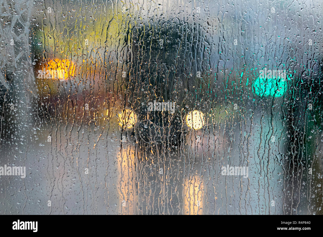 Blackpool, Lancashire, UK Weather. 28 novembre, 2018. Jour venteux froid sur la côte nord-ouest avec des coups de vent. Une période de fortes pluies et de forts vents qui est des avertissements météorologiques émis pour une perte à court terme de services que les vents se renforcer. /AlamyLiveNews MediaWorldImages ; crédit. Banque D'Images