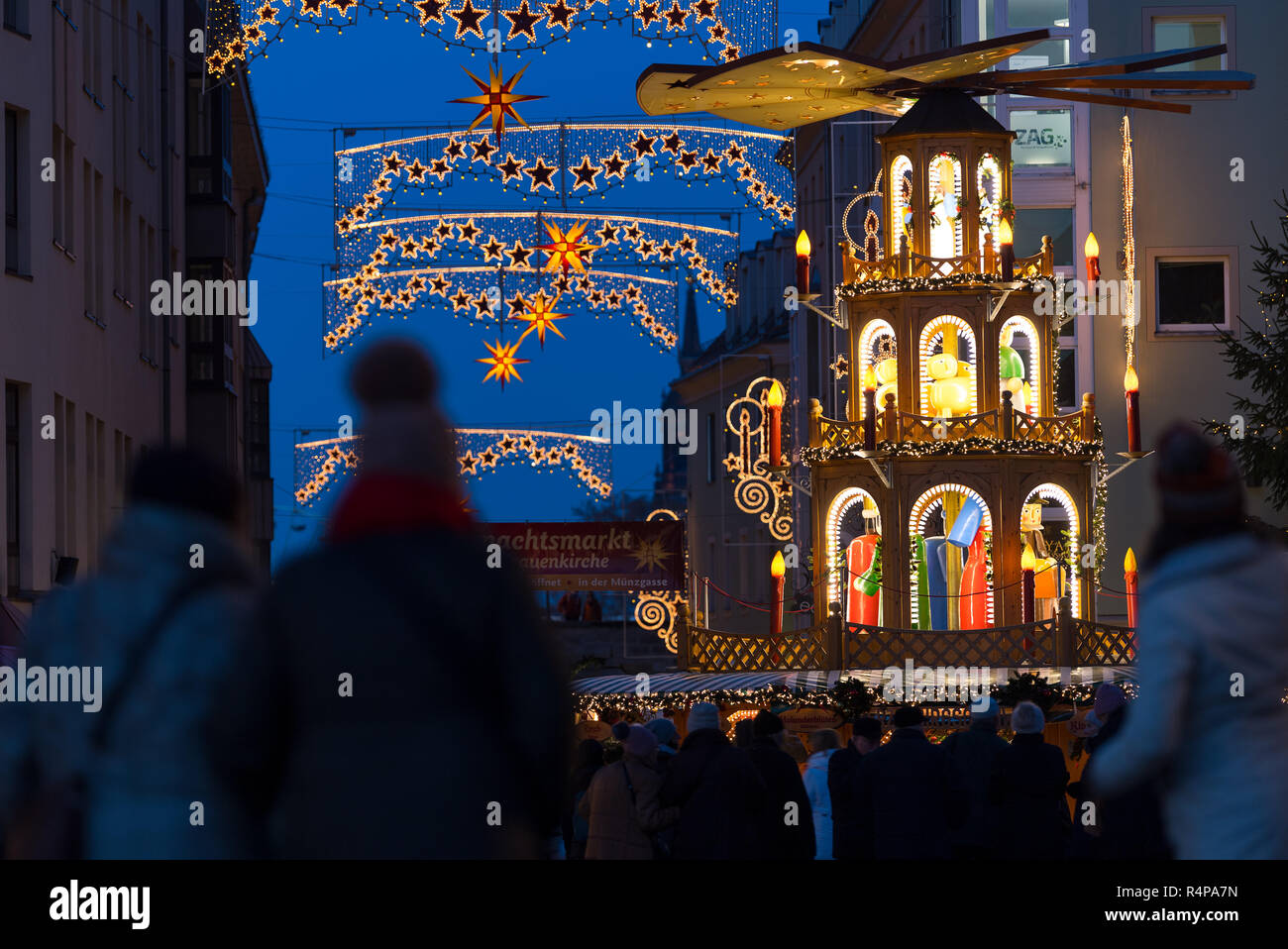 Dresde, Allemagne. 28 Nov, 2018. Le jour de l'ouverture, les visiteurs passent par le marché de Noël à l'église Frauenkirche. Le marché de Noël est ouvert jusqu'au 24 décembre. Credit : Monika Skolimowska/dpa-Zentralbild/ZB/dpa/Alamy Live News Banque D'Images