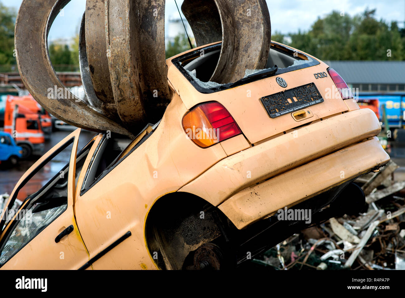 Oldenburg, Allemagne. 25 octobre, 2018. Une Volkswagen Polo accident de  voiture se bloque à partir d'une pelle dans un chantier de recyclage. Dans  la lutte contre les interdictions de circuler, Volkswagen veut