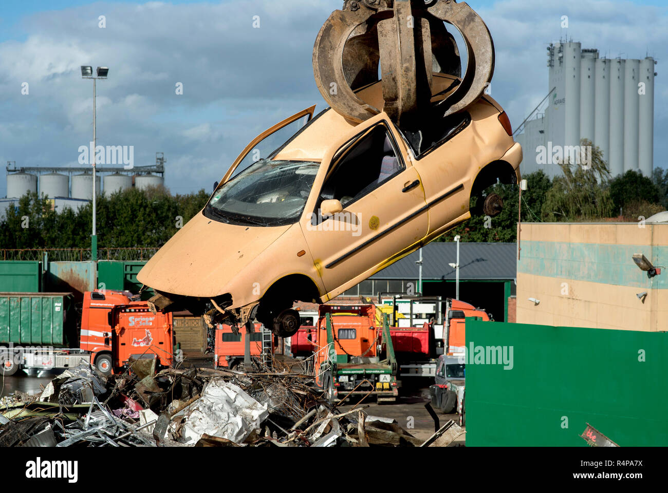 Oldenburg, Allemagne. 25 octobre, 2018. Une Volkswagen Polo accident de voiture se bloque à partir d'une pelle dans un chantier de recyclage. Dans la lutte contre les interdictions de circuler, Volkswagen veut maintenant reprendre et débris de vieux moteurs diesel à l'Euro 1 à 4 à l'échelle nationale des normes d'émission contre des réductions. Credit : Hauke-Christian Dittrich/dpa/Alamy Live News Banque D'Images