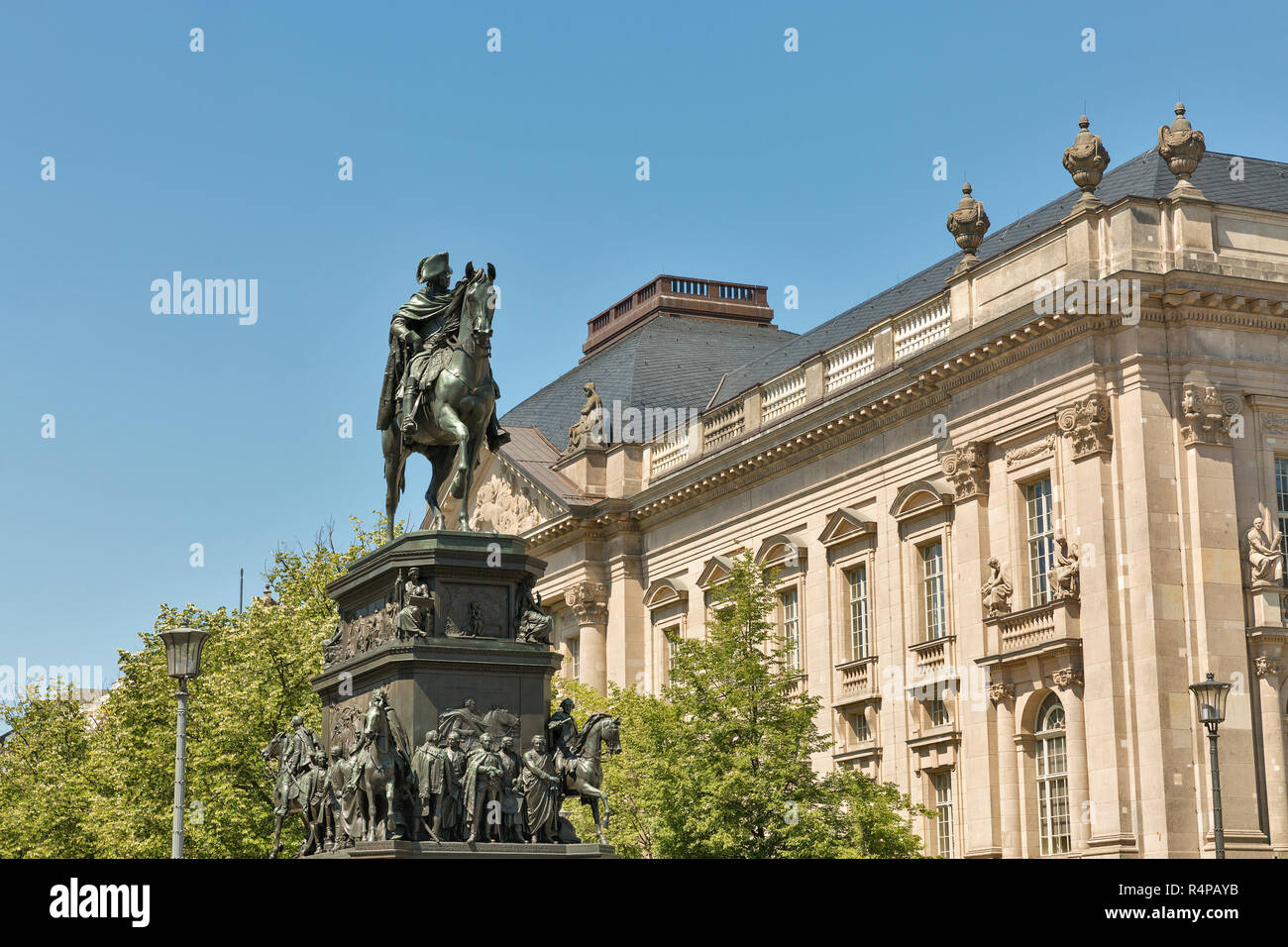 Statue équestre de Frédéric le Grand à l'extrémité est de la rue Unter den Linden. Conçu en 1839 par Rauch et dévoilé en 1851. Banque D'Images