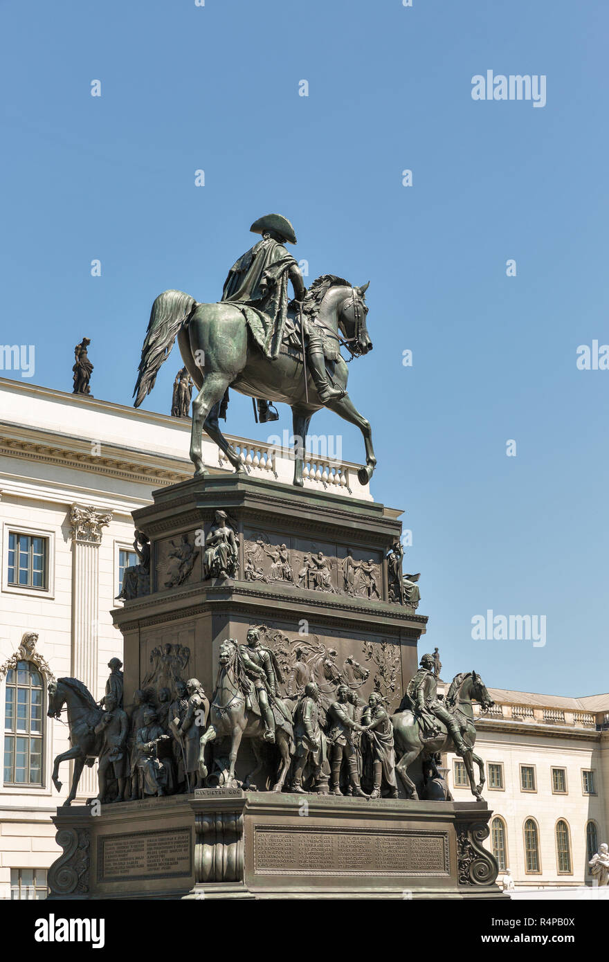 Statue équestre de Frédéric le Grand à l'extrémité est de la rue Unter den Linden. Conçu en 1839 par Rauch et dévoilé en 1851. Banque D'Images