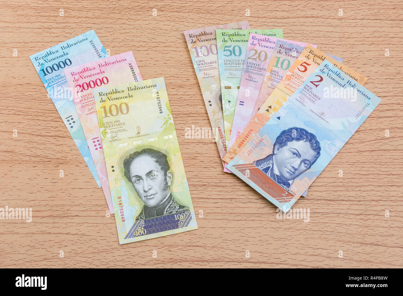 Bolivar Venezuela Billets en euros le faux bois b/gd - pour l'hyperinflation dans l'économie vénézuélienne, où les billets sont presque sans valeur. Voir d'Addit. Note Banque D'Images