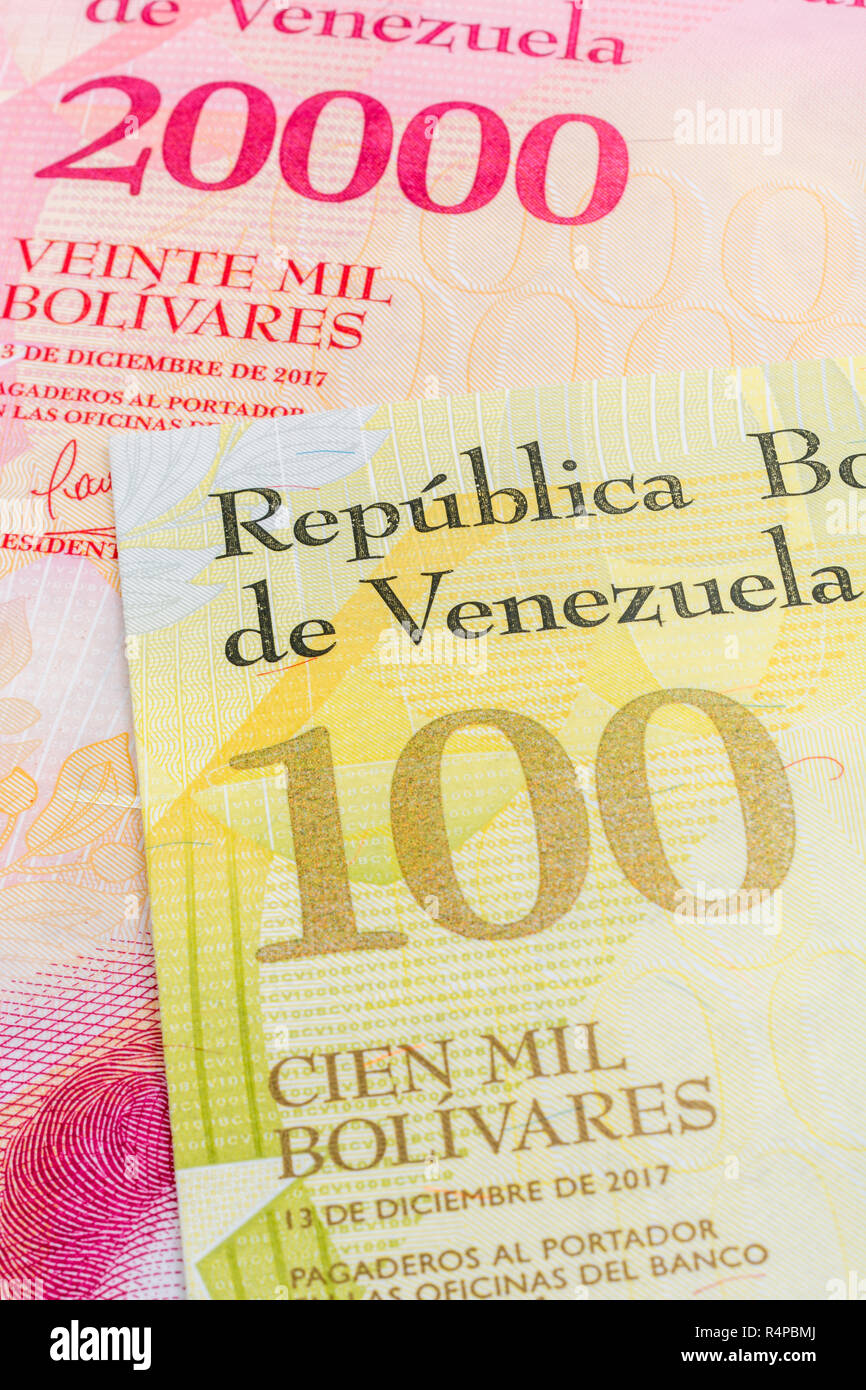 Bolivar Venezuela Billets - métaphore de l'hyperinflation dans l'économie vénézuélienne, où les billets sont presque sans valeur. Voir d'Addit. Note Banque D'Images