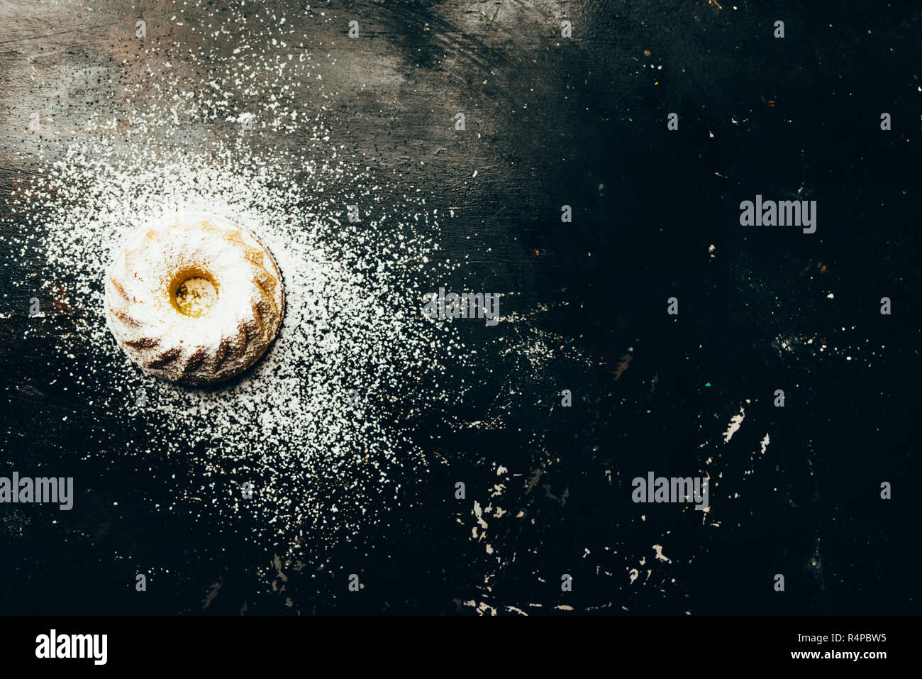 Gateau Bundt Mini De Noel Et La Decoration Sur Un Tableau Noir Avec Sucre Glace Et Vœux De Noel Au Pochoir Top Vue Television Lay Photo Stock Alamy