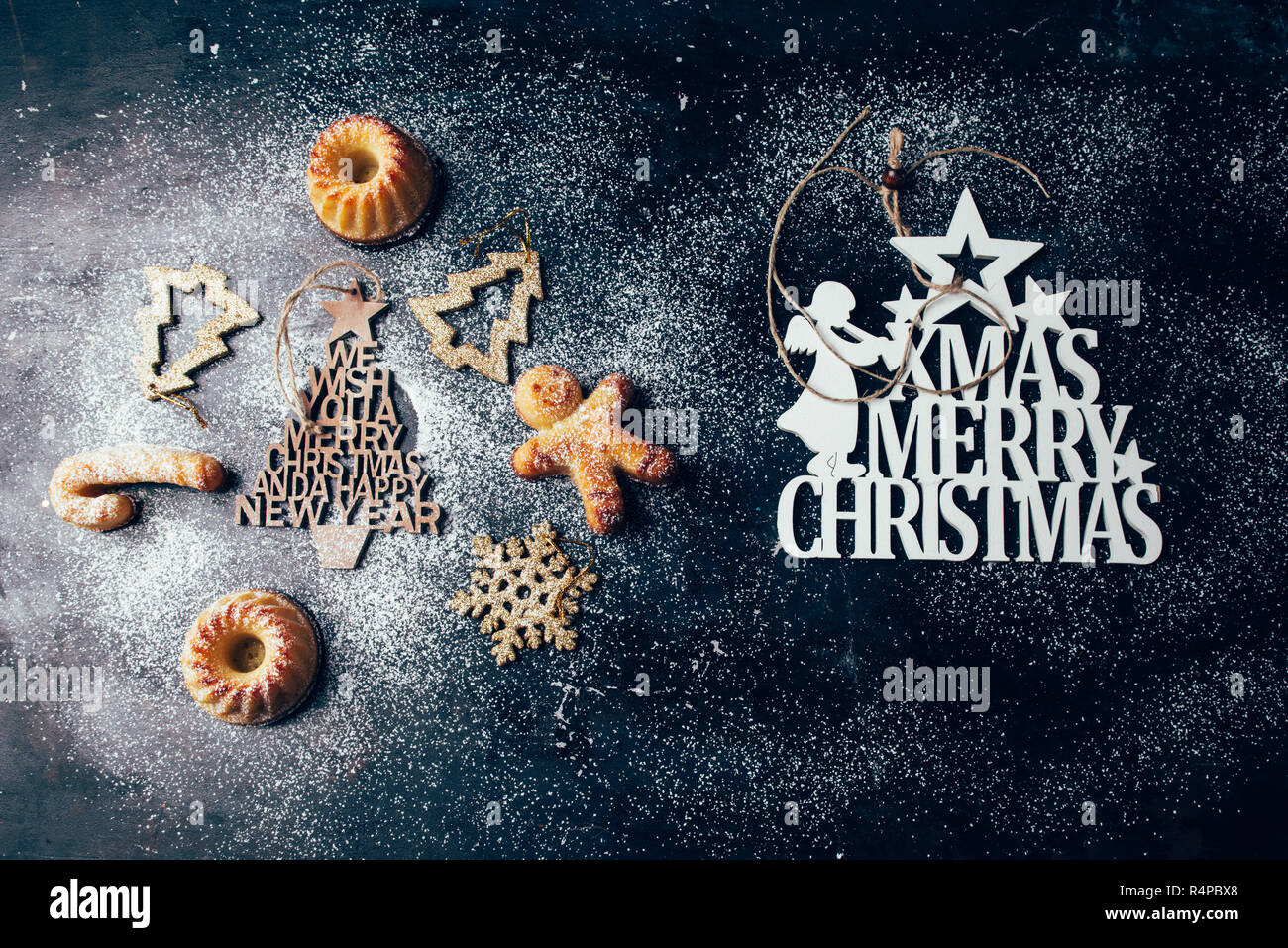 Gateau Bundt Mini De Noel Et La Decoration Sur Un Tableau Noir Avec Sucre Glace Et Vœux De Noel Au Pochoir Top Vue Television Lay Photo Stock Alamy