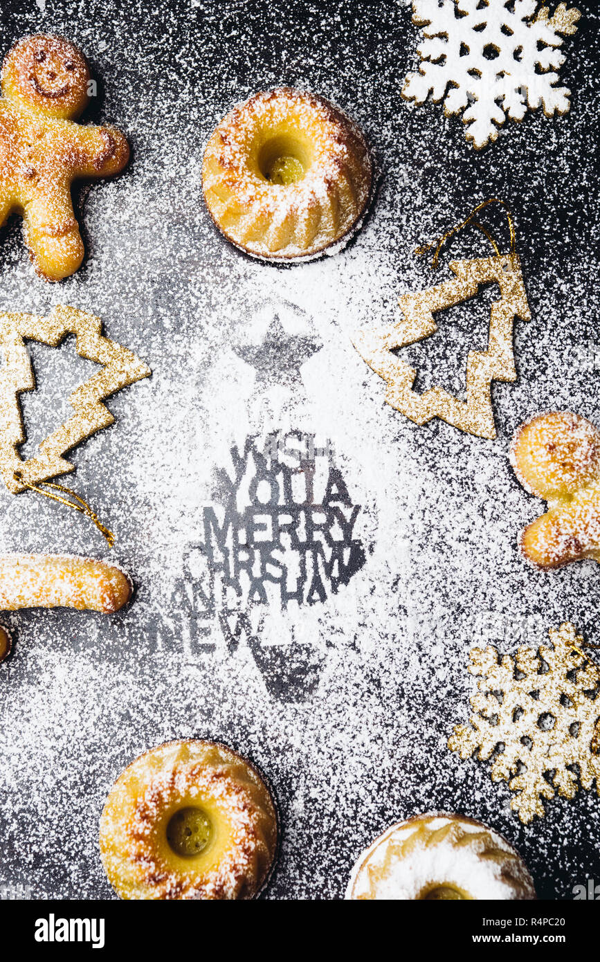 Gateau Bundt Mini De Noel Et La Decoration Sur Un Tableau Noir Avec Sucre Glace Et Vœux De Noel Au Pochoir Top Vue Television Lay Photo Stock Alamy