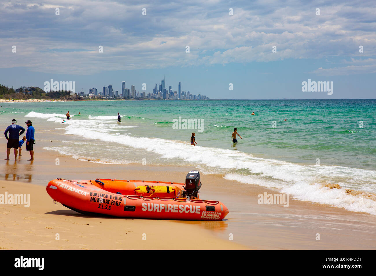 Surf gonflables Zodiac bateau de sauvetage sur la plage de Burleigh Heads, Gold Coast, Queensland, Australie, Banque D'Images