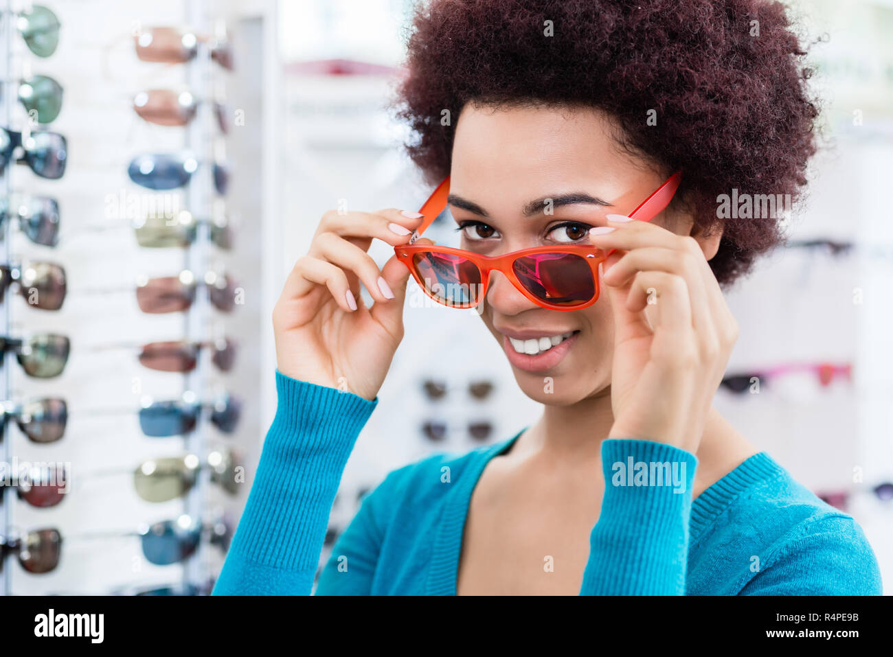 Femme noire portant des lunettes de soleil dans la boutique de l'opticien  Photo Stock - Alamy