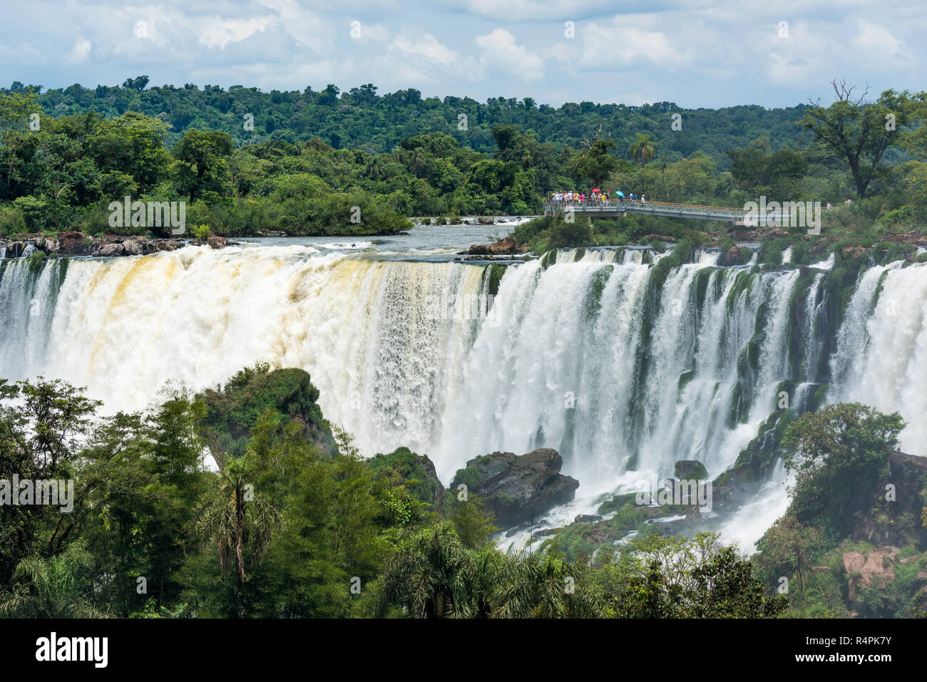 Plate-forme d'observation sur les Spectateurs regardant Iguazu Falls Banque D'Images