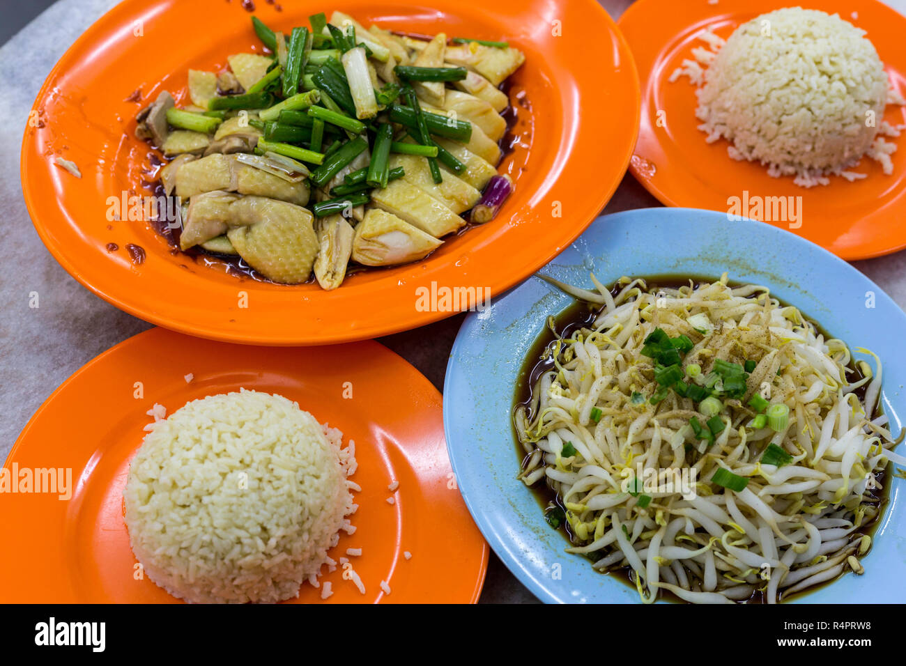 La cuisine malaisienne : poulet, riz et fèves germées, une spécialité locale. Ipoh, Malaisie. Banque D'Images
