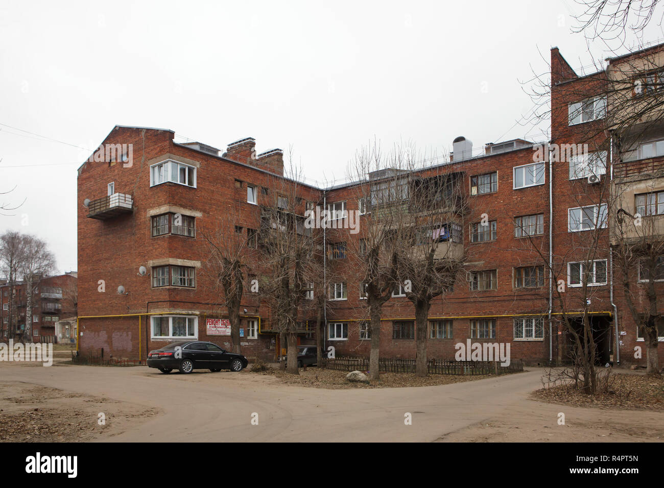 Cour intérieure de l'habitation constructiviste complexe avec 400 appartements surnommée la chambre collective à Ivanovo, Russie. L'appartement des bâtiments conçus par l'architecte moderniste soviétique Ilya Golossov a été construit en 1929-1930 dans la rue Krasnykh Zor comme un complexe d'habitation pour les membres de la société coopérative de logement de la première colonie du travailleur. ATTENTION : Cette image fait partie d'un reportage photo de 35 photos présentant l'architecture constructiviste soviétique à Ivanovo. Banque D'Images