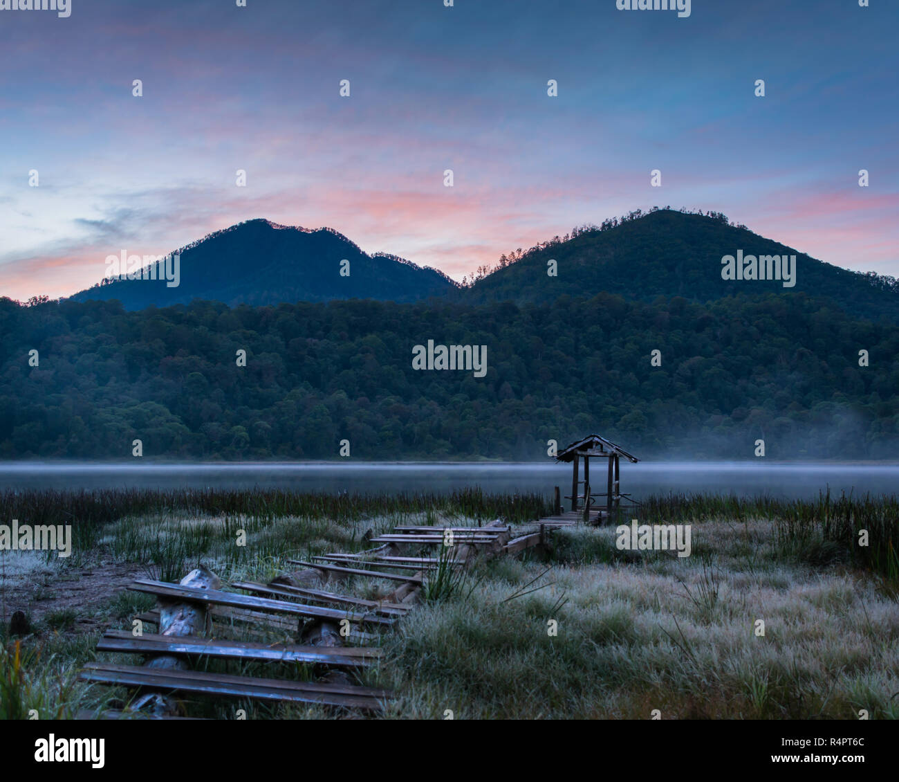 Taman Hidup Lac avec un beau ciel du matin Banque D'Images