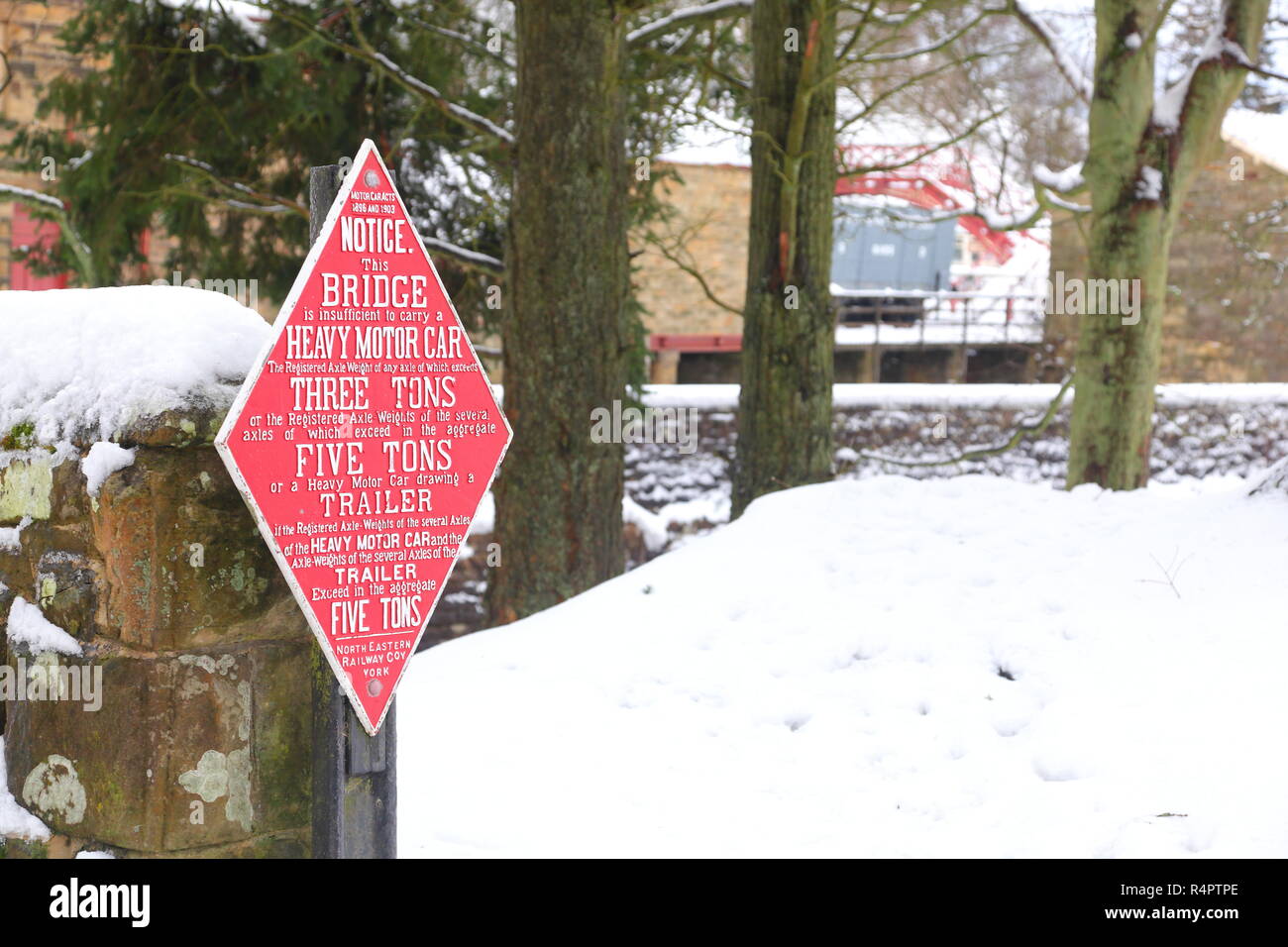 Un avis d'interdiction de restriction de poids pour les automobilistes avant de conduire sur le pont de la gare de Goathland dans Yorkshire du Nord. Banque D'Images