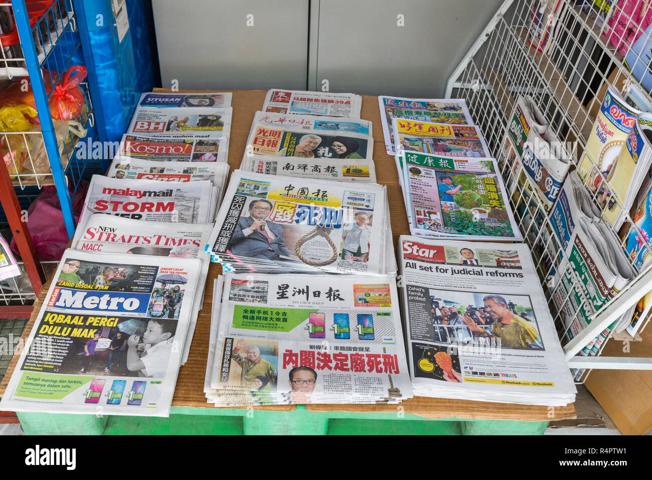Journaux au magasin d'articles divers, Ipoh, Malaisie. Banque D'Images
