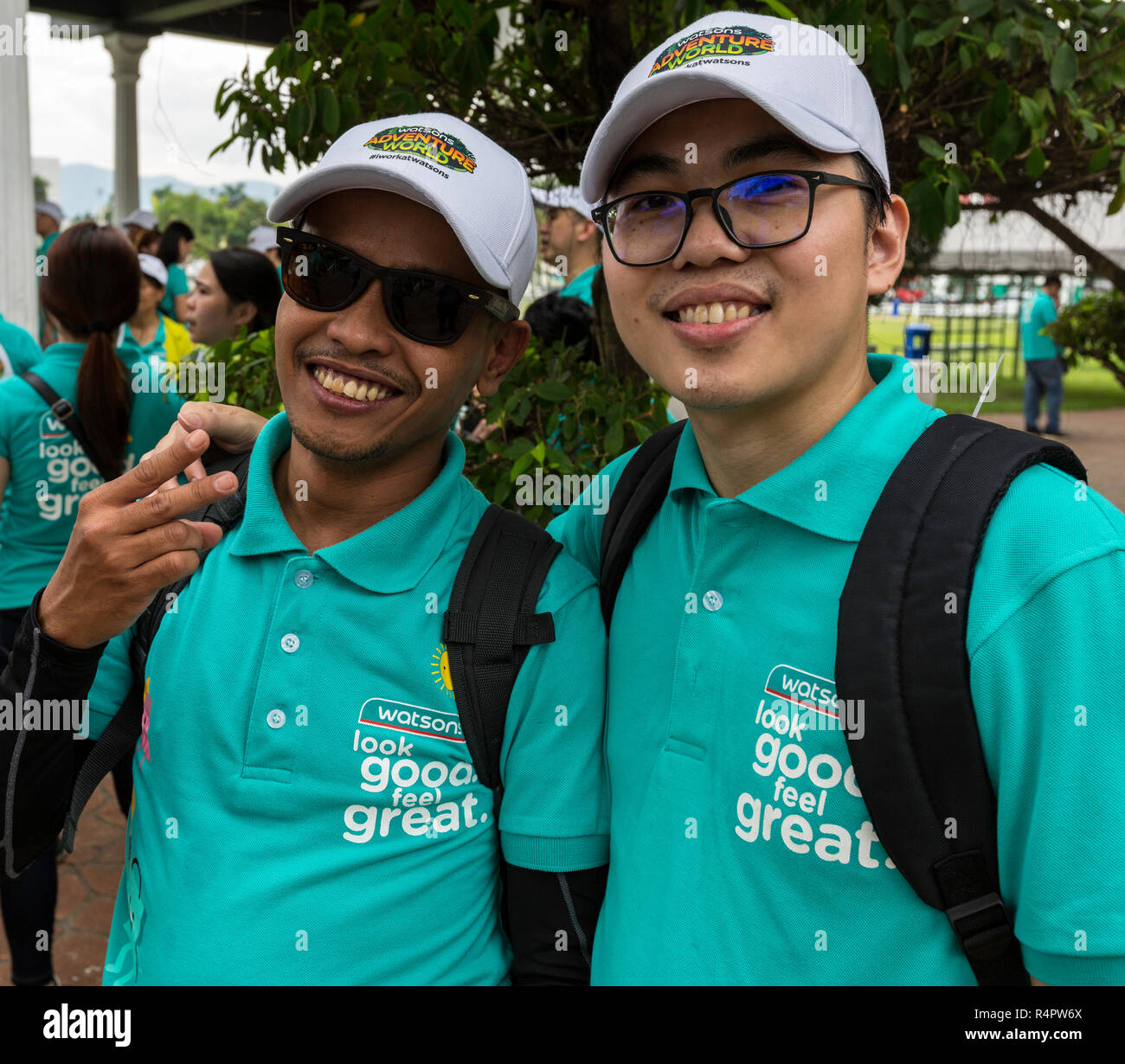 Les jeunes Malaisiens sur un exercice de renforcement de l'équipe de l'entreprise, Ipoh, Malaisie. Banque D'Images