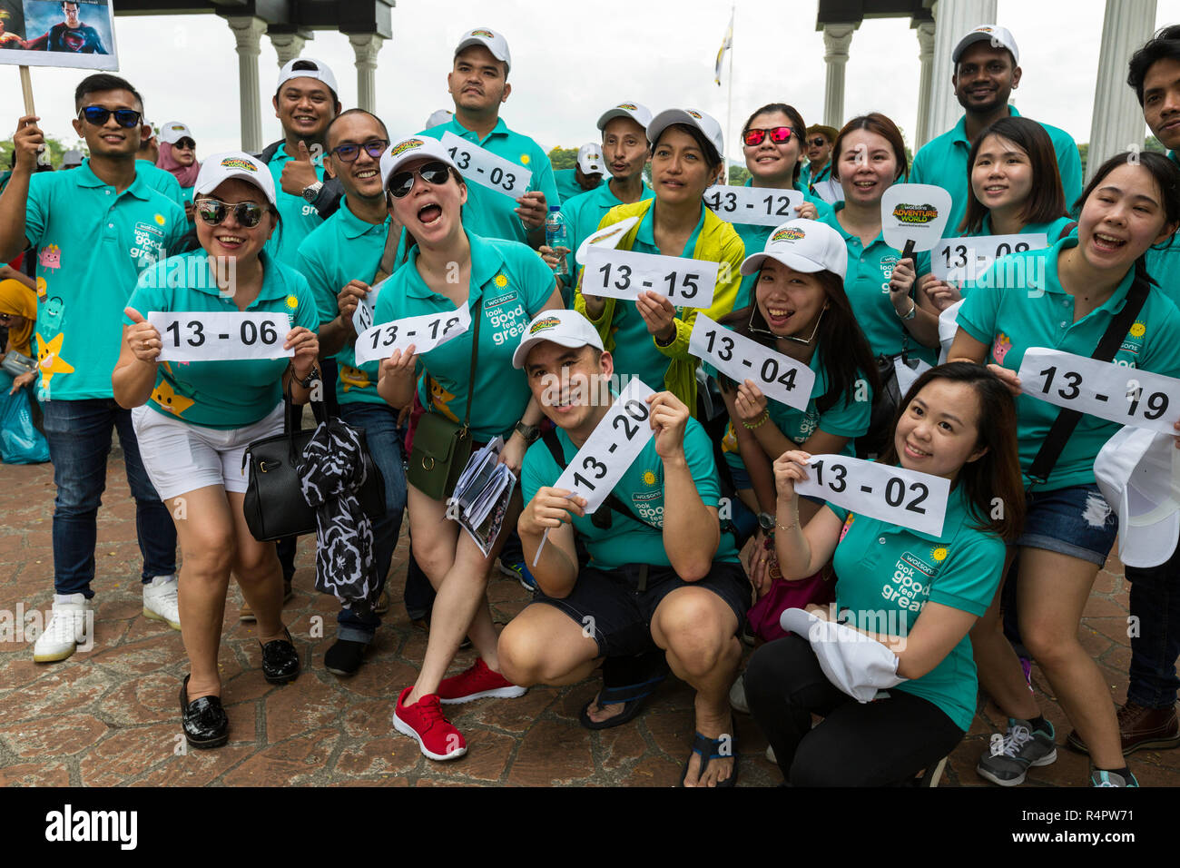 Les jeunes Malaisiens sur un exercice de renforcement de l'équipe de l'entreprise, Ipoh, Malaisie. Banque D'Images