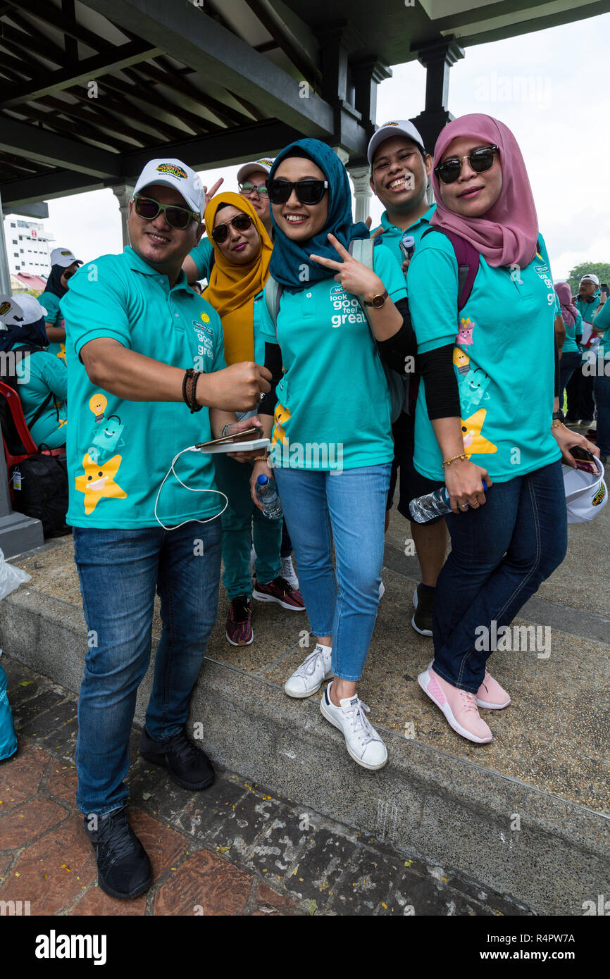 Les jeunes Malaisiens sur un exercice de renforcement de l'équipe de l'entreprise, Ipoh, Malaisie. Banque D'Images