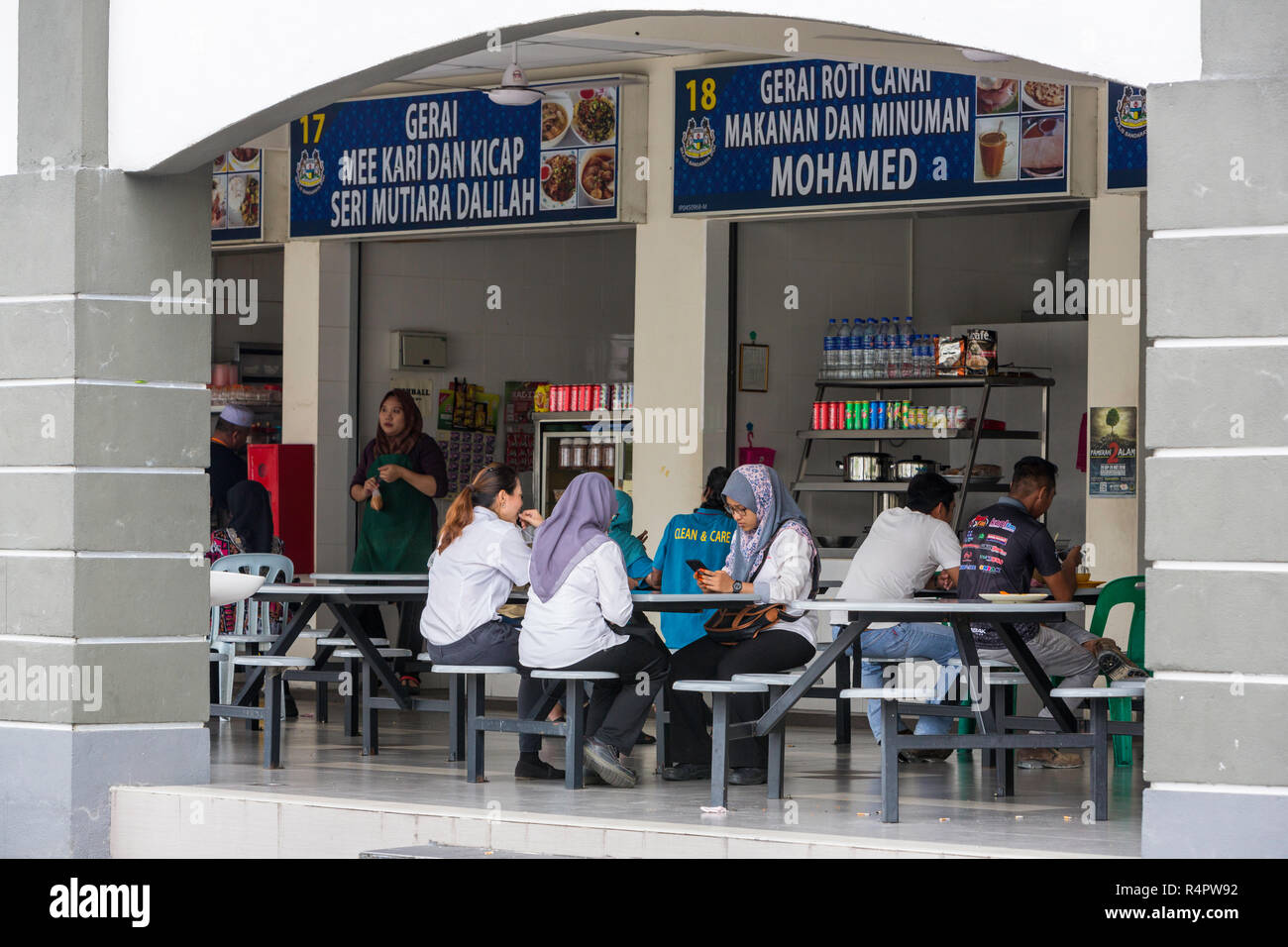 Les Malaisiennes en train de dîner les vendeurs d'aliments Coin salon commun, Ipoh, Malaisie. Banque D'Images