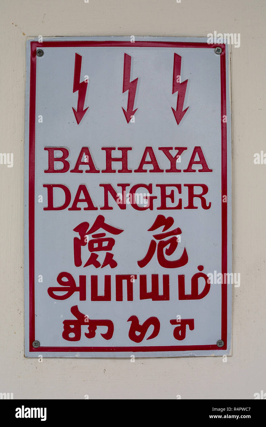 Panneau d'avertissement de danger de l'électricité en cinq langues : anglais, malais, chinois, tamoul et hindi. Ipoh, Malaisie. Banque D'Images