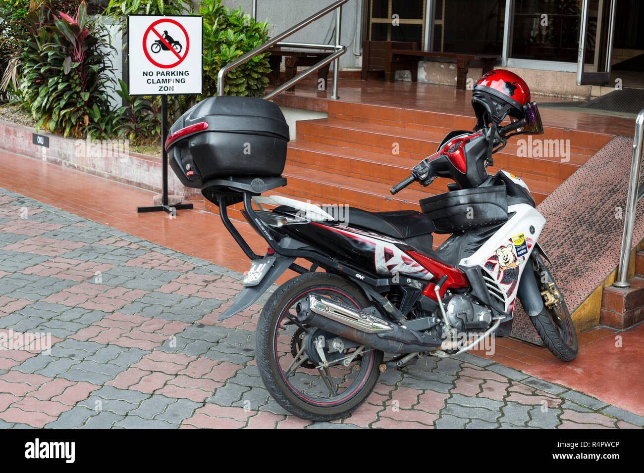 Pas de moto garée dans un parking de Zone, Ipoh, Malaisie. Banque D'Images