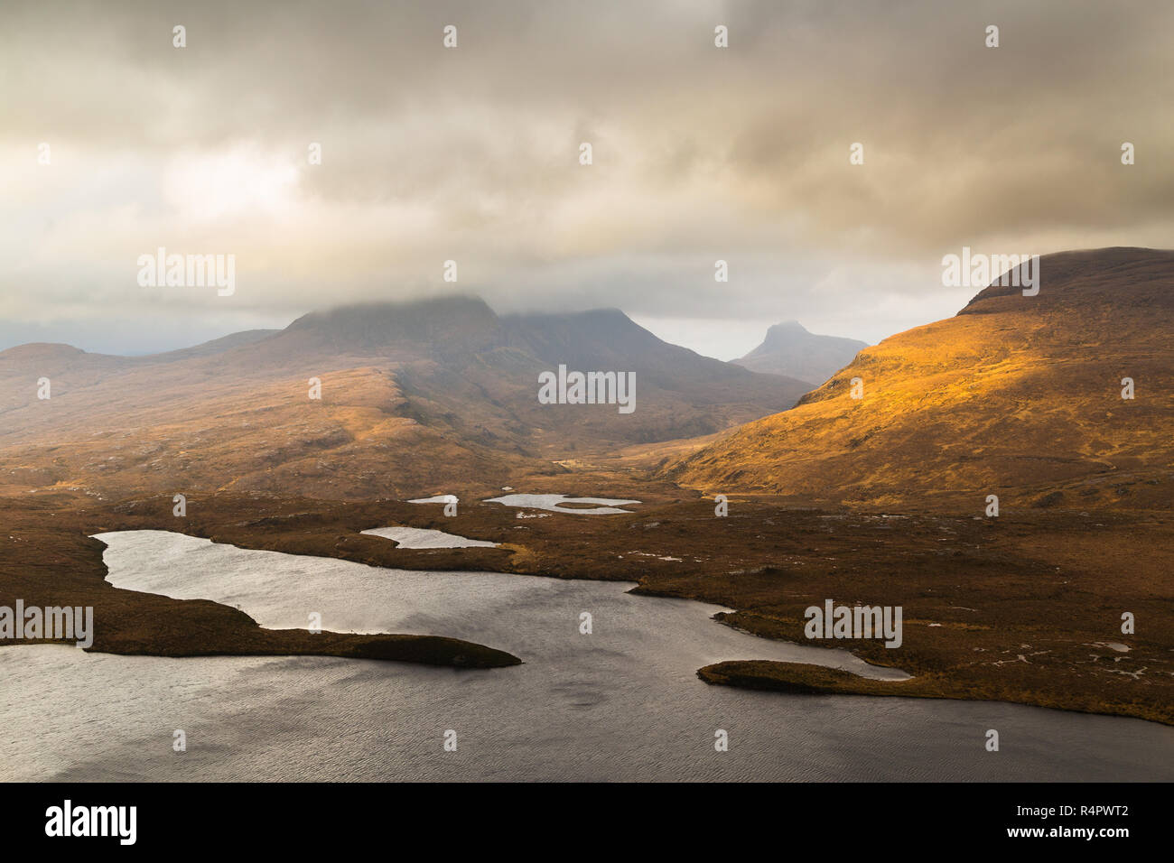 Vue sur les collines de Knockan Crag, Coigach de SW des Highlands d'Écosse. La partie supérieure de cul Beag sur la gauche est caché dans les nuages. Banque D'Images