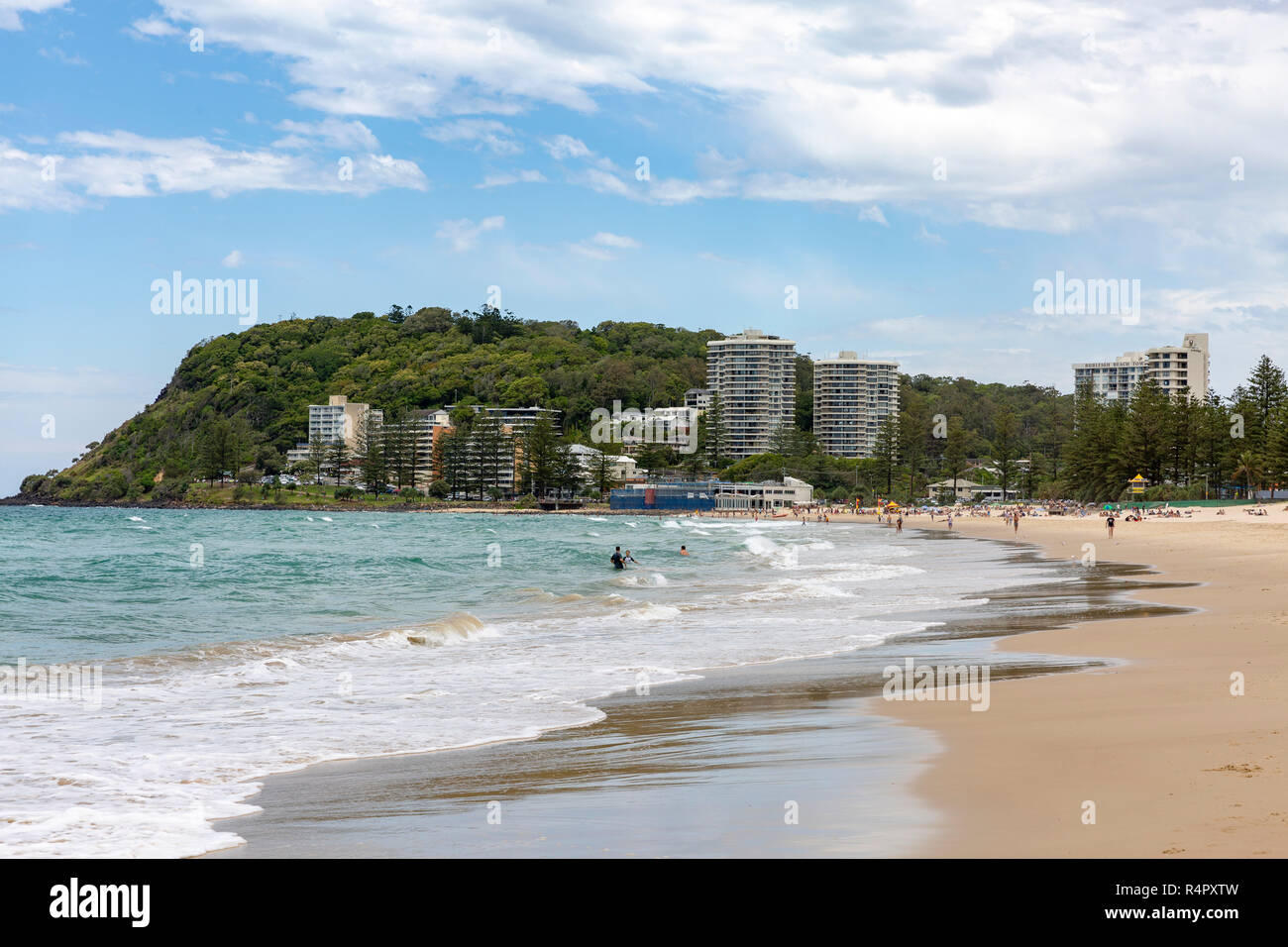 Vue vers le sud le long de la plage de Burleigh Heads, Gold Coast, Queensland, Australie, Banque D'Images