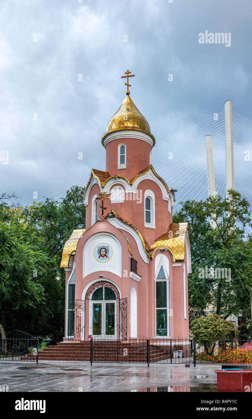 L'église de Saint Prince-Martyr d'Igor de Tchernigov à Vladivostok est proche d'un monument aux soldats de l'état de droit du Bureau de régie interne af Banque D'Images