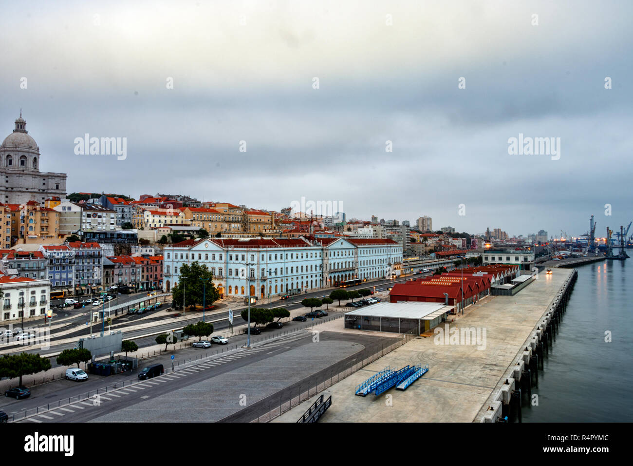 Vue panoramique à partir de la jetée du Port de Lisbonne et le centre-ville sur un jour nuageux à Lisbonne, Portugal. Banque D'Images