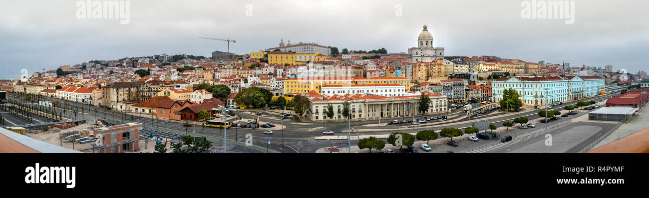 Vue panoramique à partir de la jetée du Port de Lisbonne et le centre-ville sur un jour nuageux à Lisbonne, Portugal. Banque D'Images