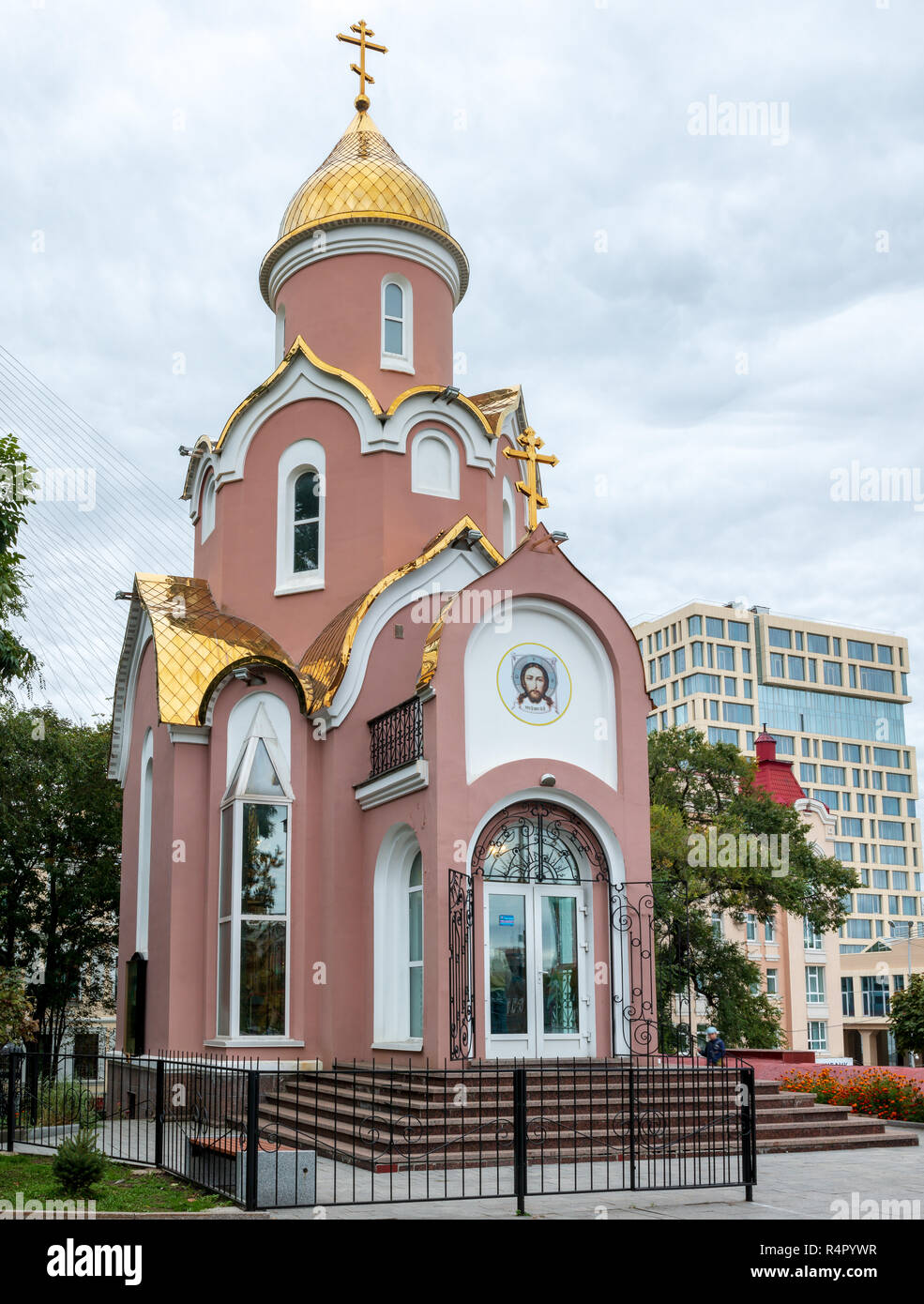 Chapelle du temple de Saint André le premier appelé à Vladivostok est près d'un mémorial de la gloire militaire de la Flotte du Pacifique. Banque D'Images