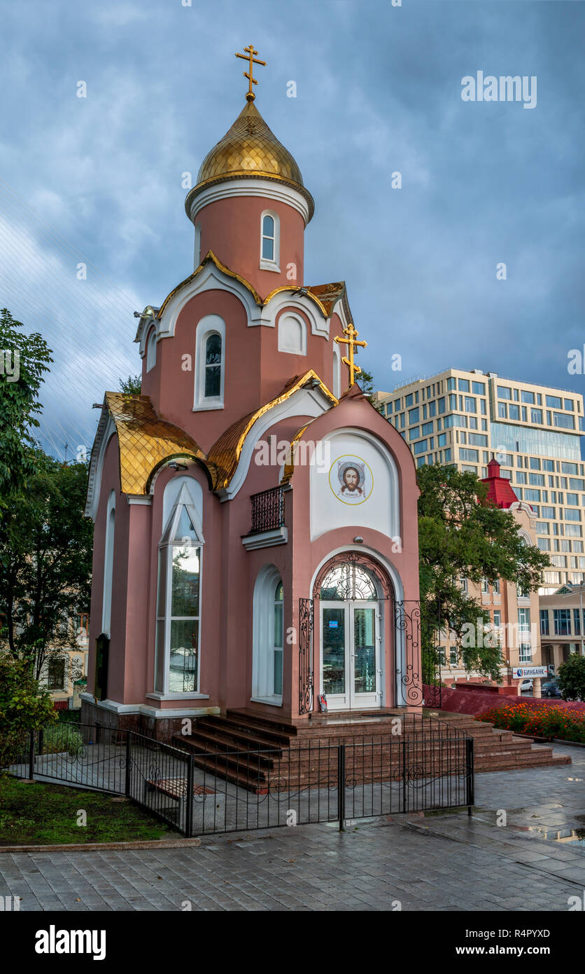 Chapelle du temple de Saint André le premier appelé à Vladivostok est près d'un mémorial de la gloire militaire de la Flotte du Pacifique. Banque D'Images