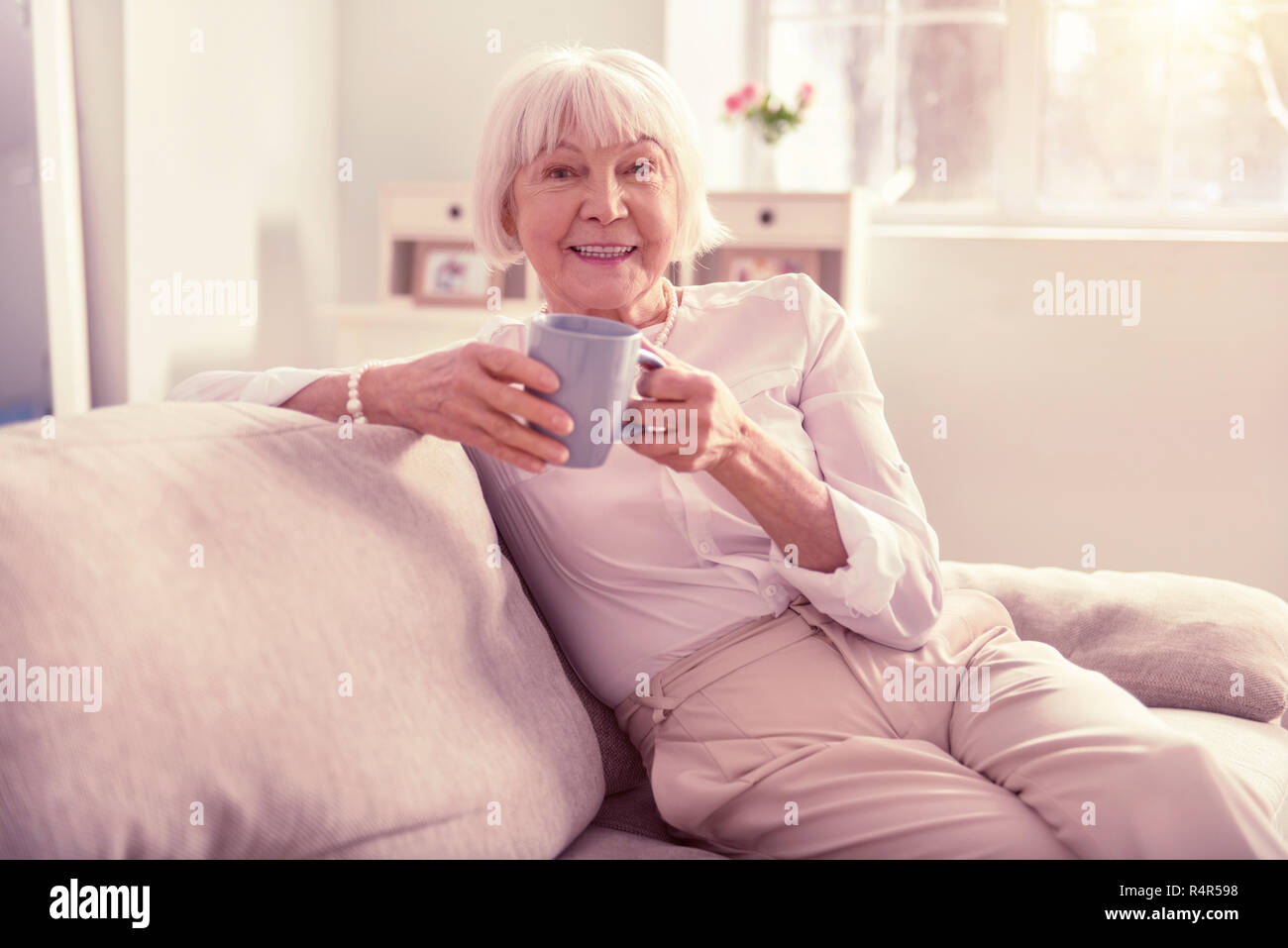 Vieille Femme aux cheveux gris et profiter de son temps libre Banque D'Images