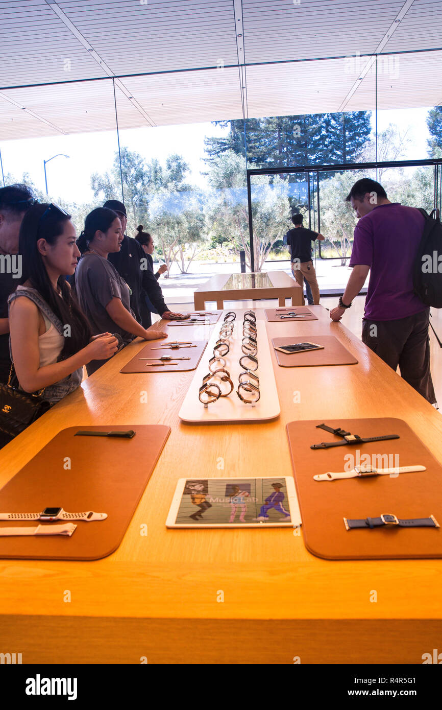 Centre d'Apple, San Jose, California, United States (USA) - 5 août 2018 : Les clients sont intéressés par les produits Apple, Apple watch Banque D'Images