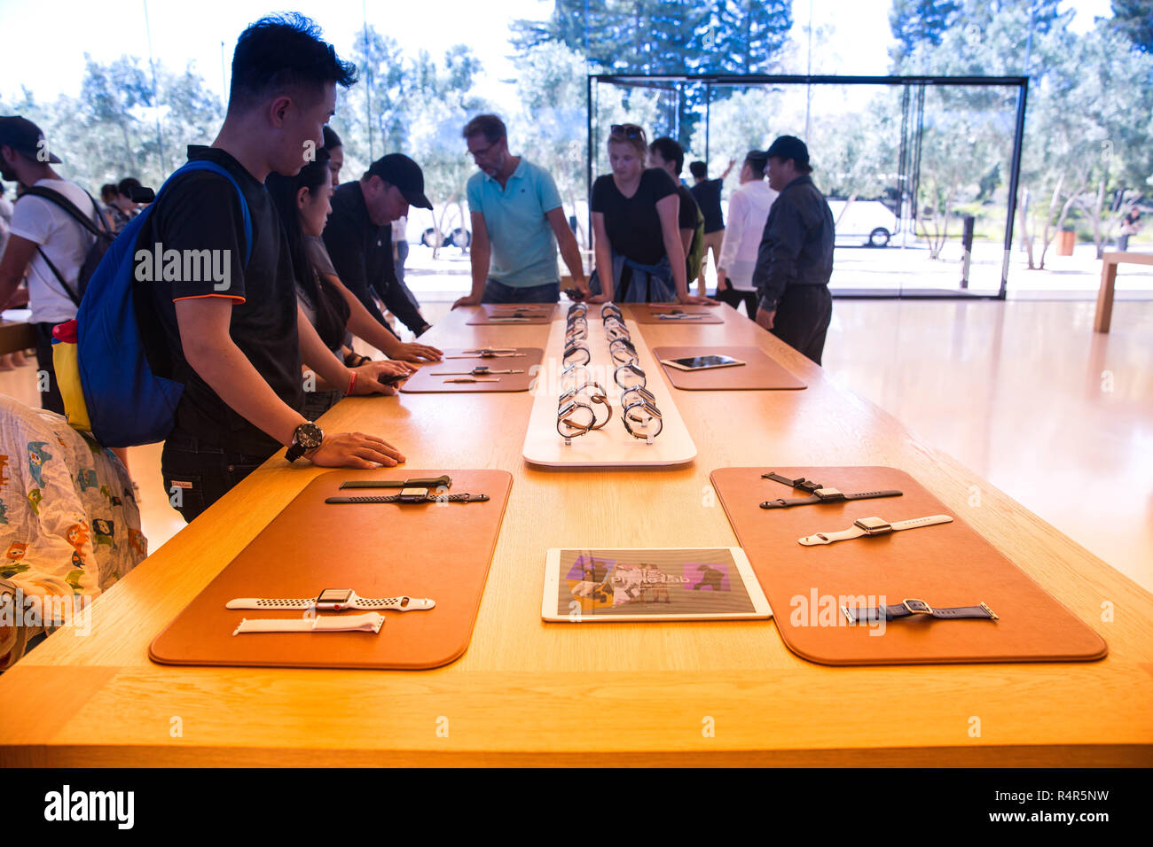 Centre d'Apple, San Jose, California, United States (USA) - 5 août 2018 : Les clients sont intéressés par les produits Apple, Apple watch Banque D'Images