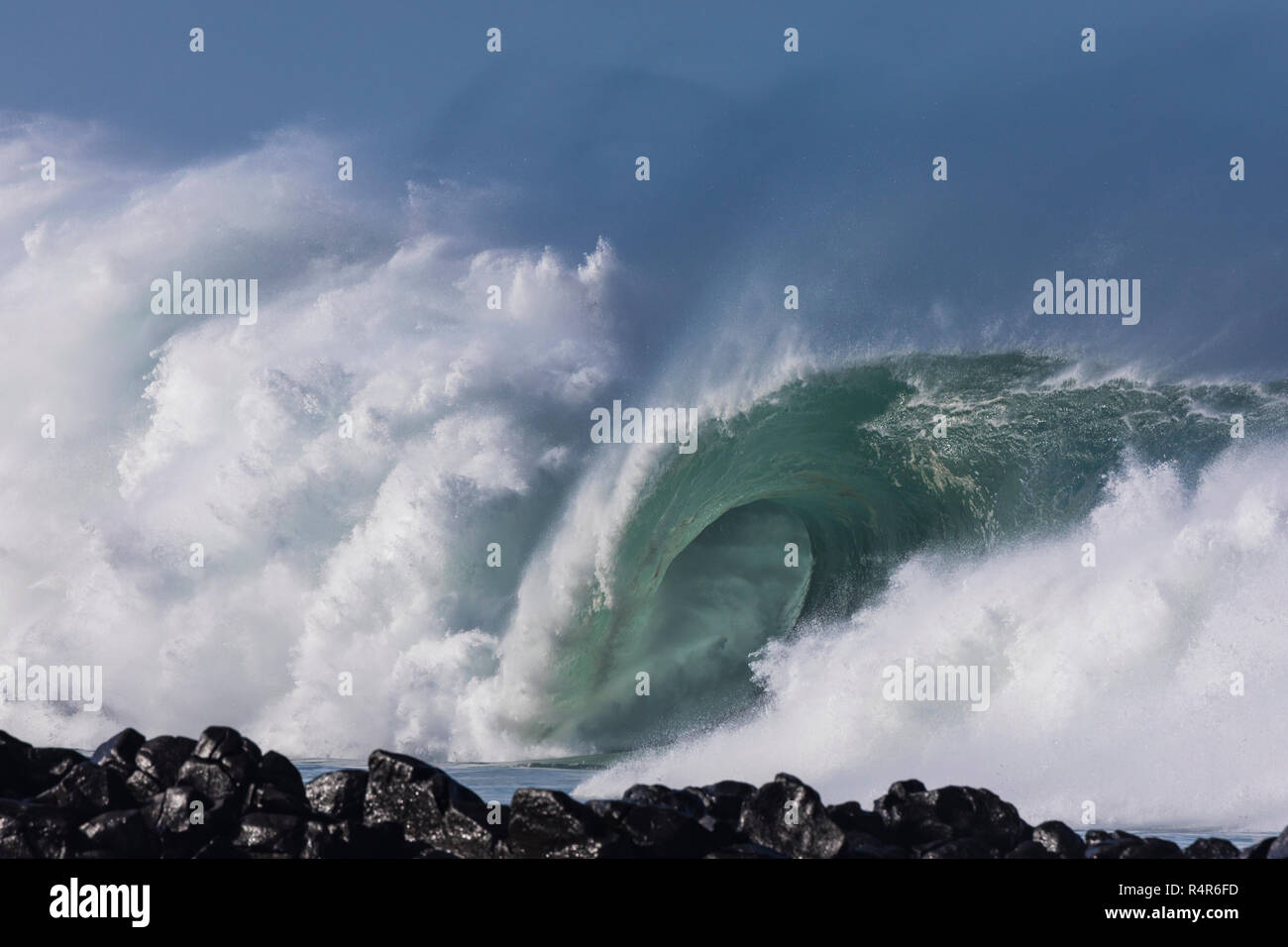 Une grande rupture vague puissante à Waimea Bay, Oahu, Hawaii. Banque D'Images