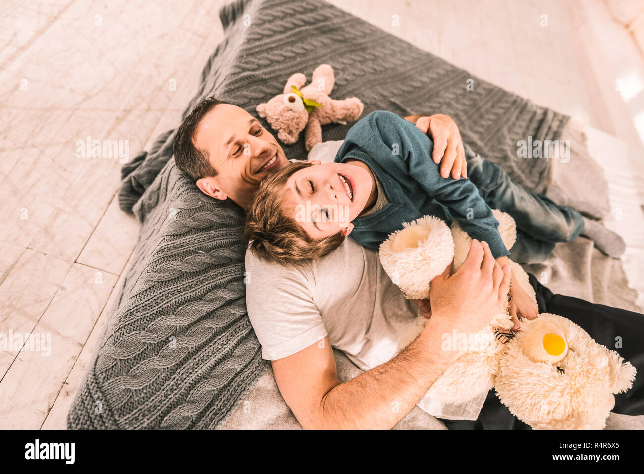 Nourrir avec amour homme serrant son fils alors qu'elle repose sur un  matelas Photo Stock - Alamy