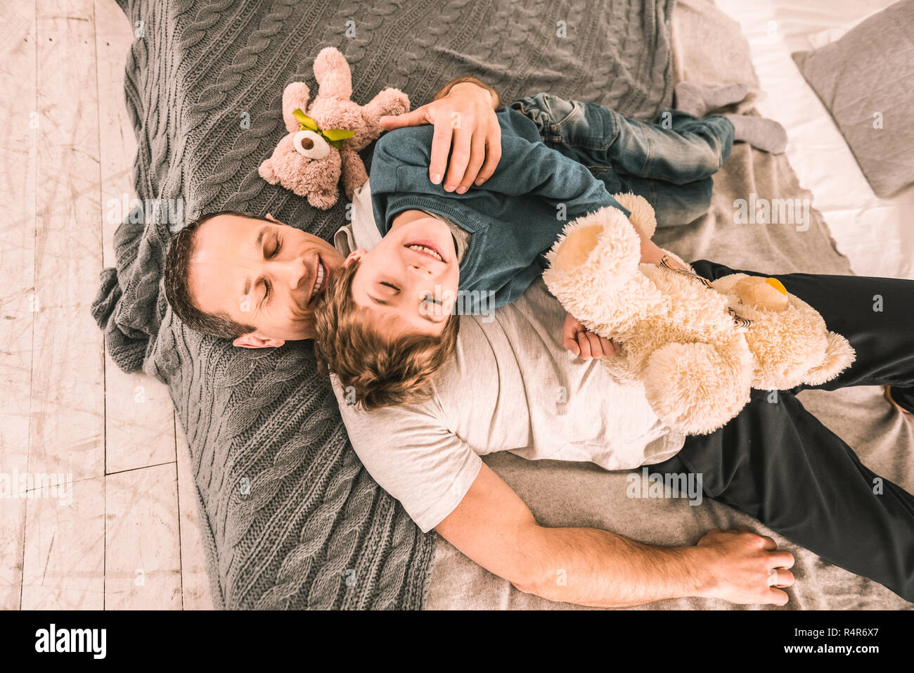 Belle Famille d'avoir un moment de détente après un jeu énergique. Banque D'Images