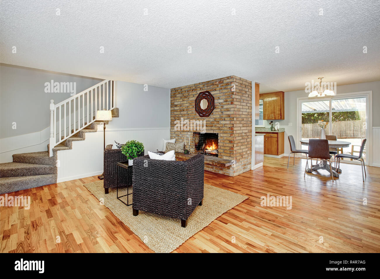 Plan d'étage ouvert avec cheminée en briques Banque D'Images