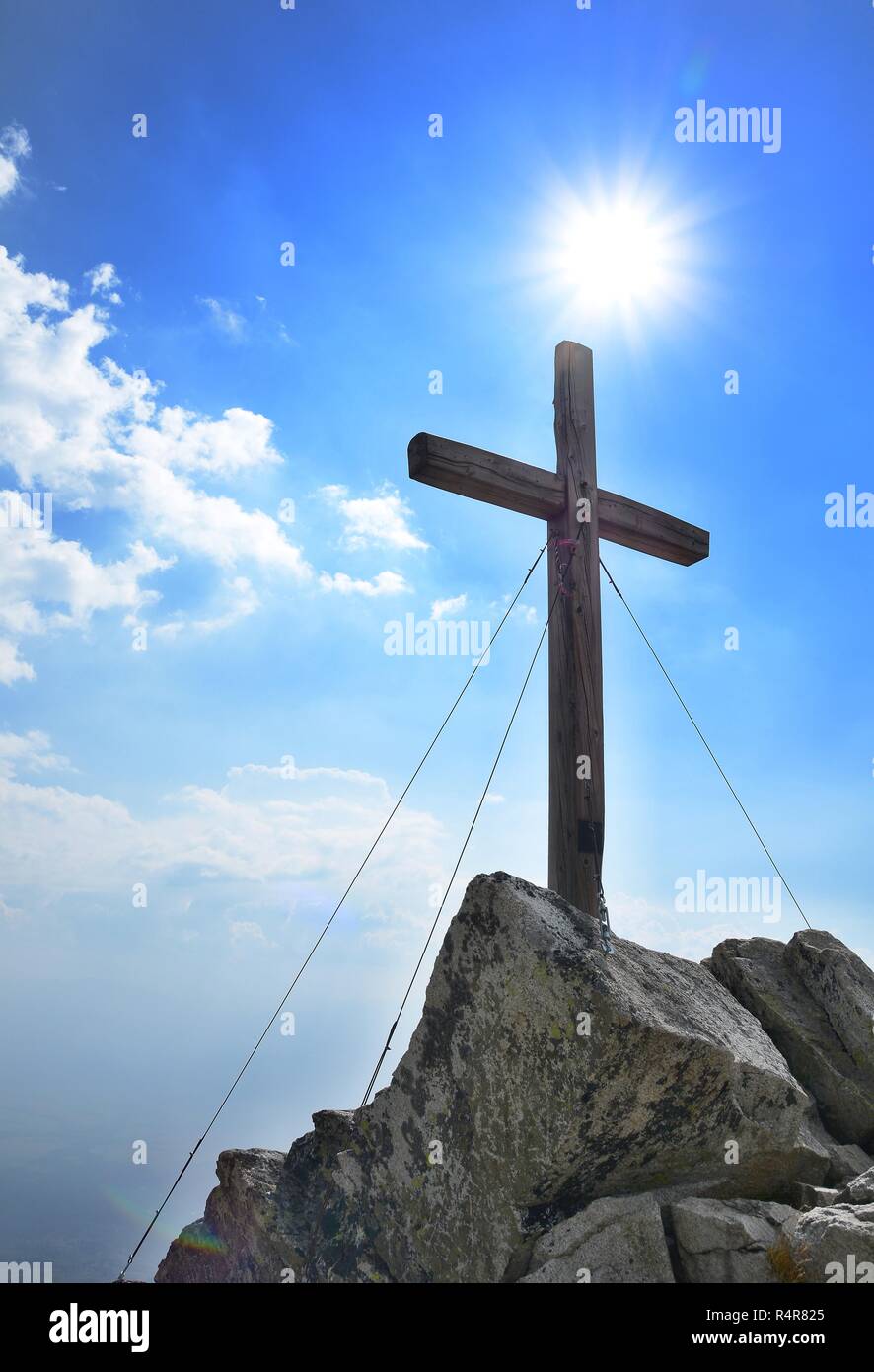 Croix de bois sur le pic de Banque D'Images