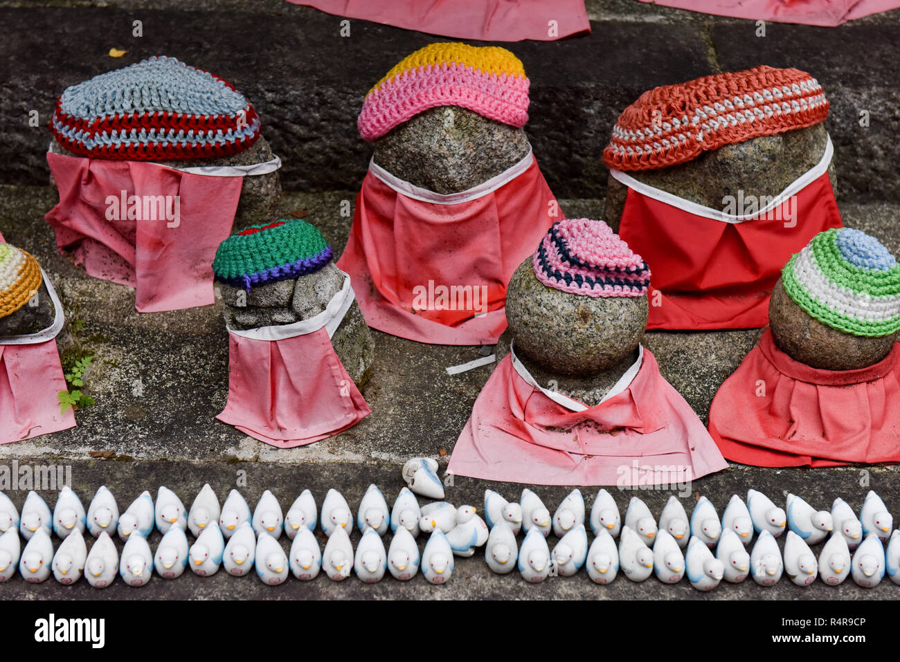 Petites statues de Jizo, dédiées aux enfants morts à naître, Kyoto Japon Banque D'Images