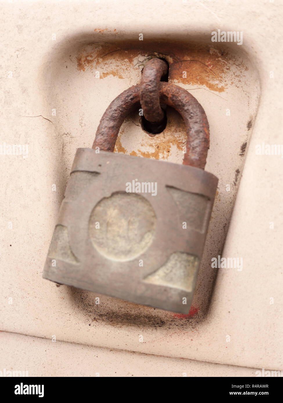 Un vieux cadenas verrouillé et crasseux à l'extérieur Banque D'Images