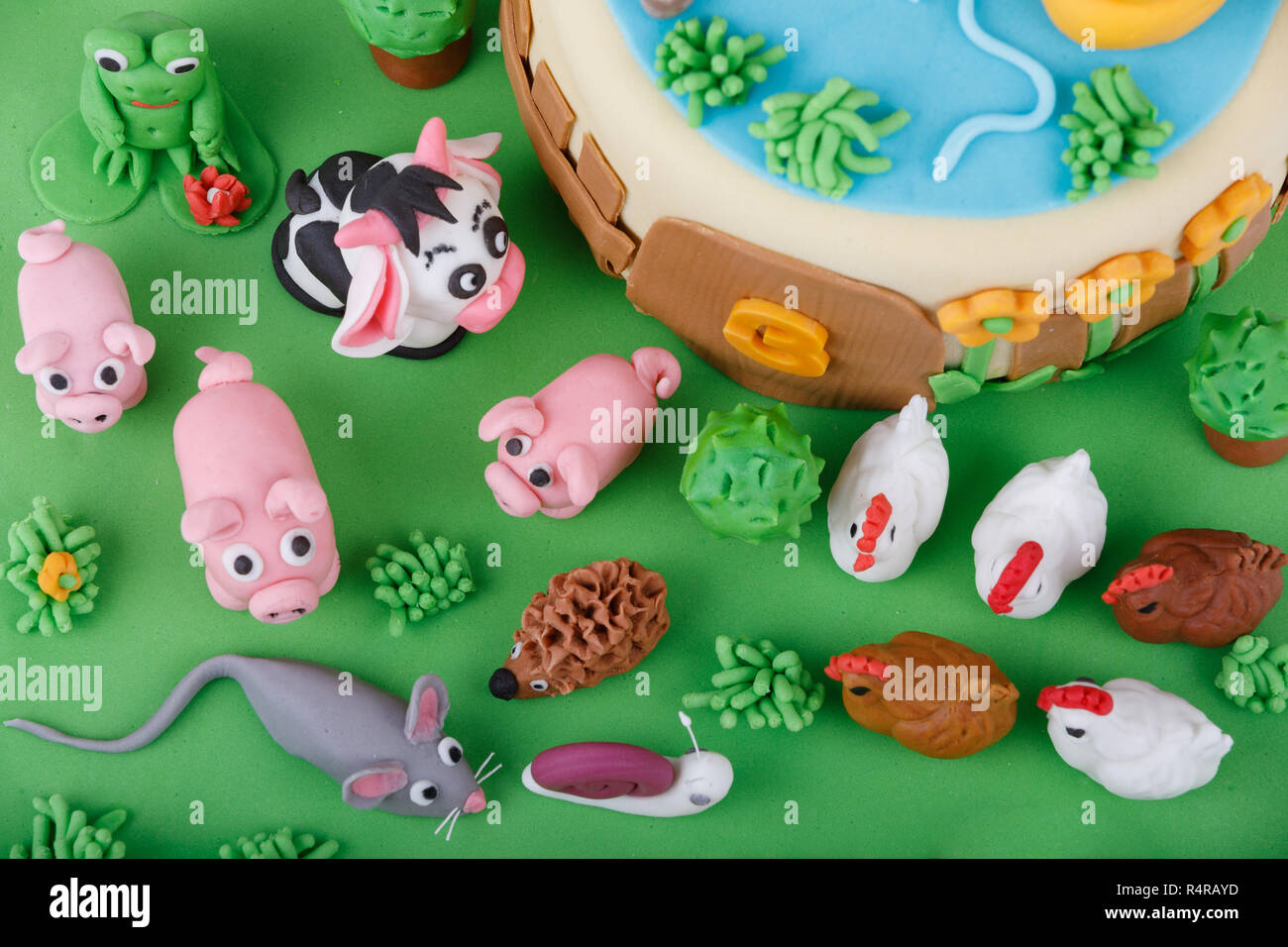 Gateau D Anniversaire Avec Les Animaux De Ferme D Amande Photo Stock Alamy