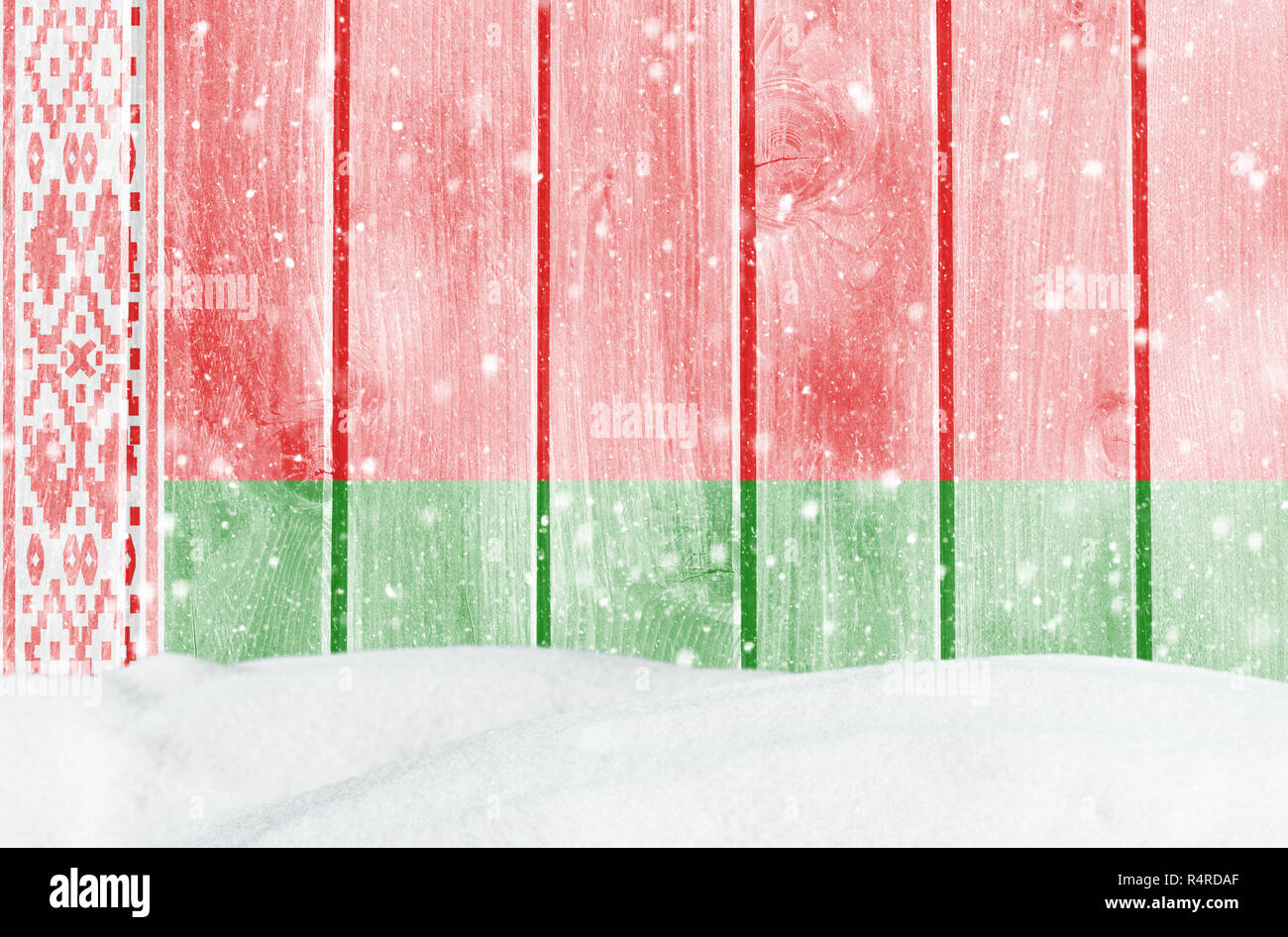 Arrière-plan hiver noël avec mur en bois, des chutes de neige, neige et drapeau biélorusse Banque D'Images