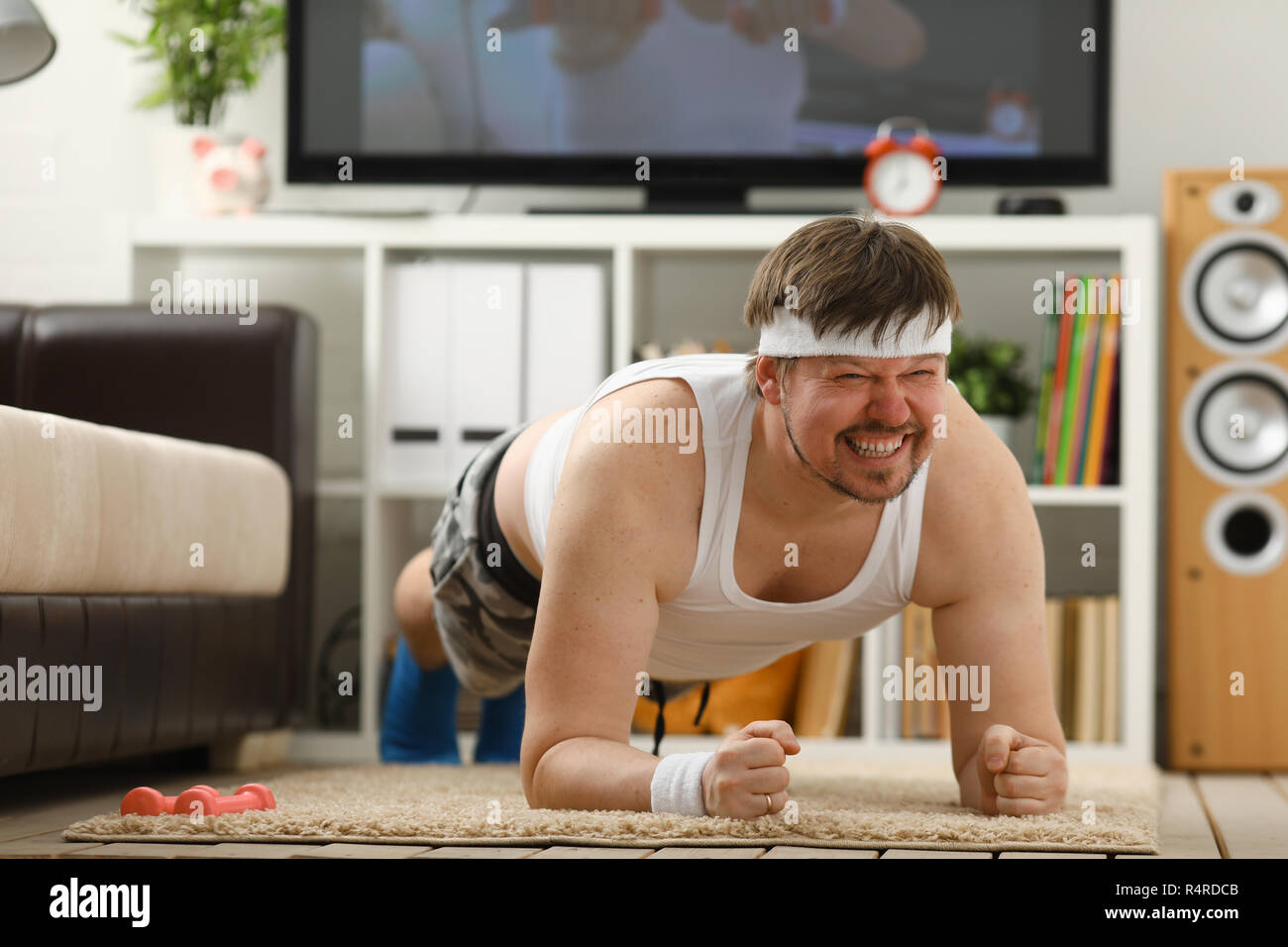 Jeune homme fitness attrayant se trouve sur un gros tapis avec Banque D'Images