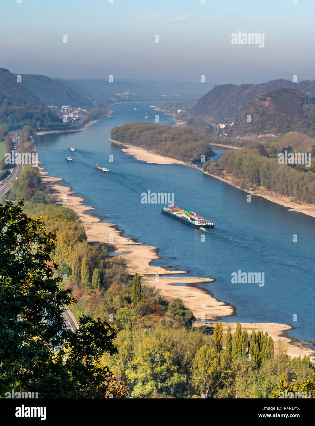 En Allemagne, la sécheresse de l'eau faible du Rhin à Neuwied, près de Coblence influending les navires de fret de transport de l'eau. Banque D'Images