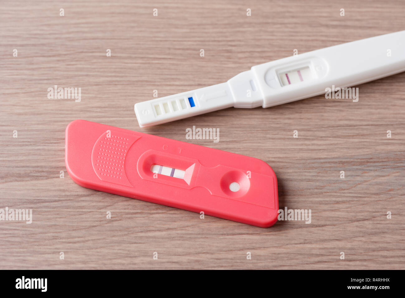 Test de grossesse gros plan avec des femmes enceintes séropositives Banque D'Images