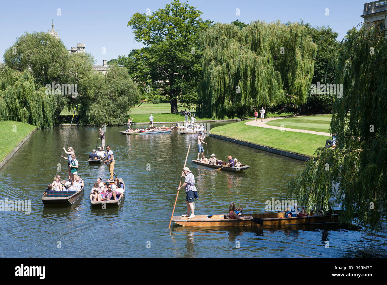 Les touristes en barque sur la rivière Cam à Cambridge, UK Banque D'Images