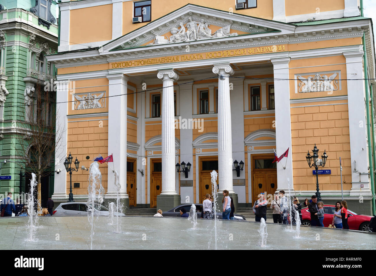 Moscou, Russie - le 30 avril. 2018 fontaine en face de la Chambre de Commerce et d'Industrie Banque D'Images